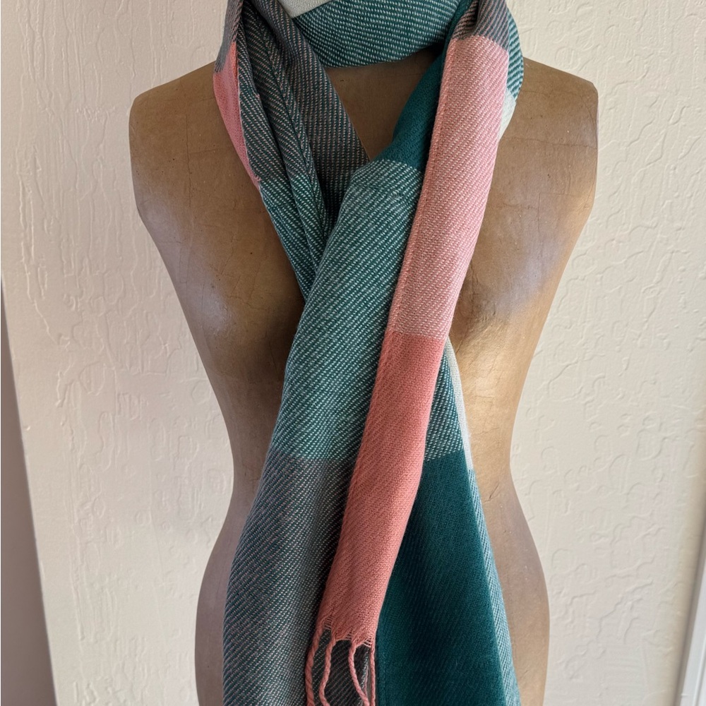 Beautiful Warm Scarf, Good Condition - Picture 2 of 4